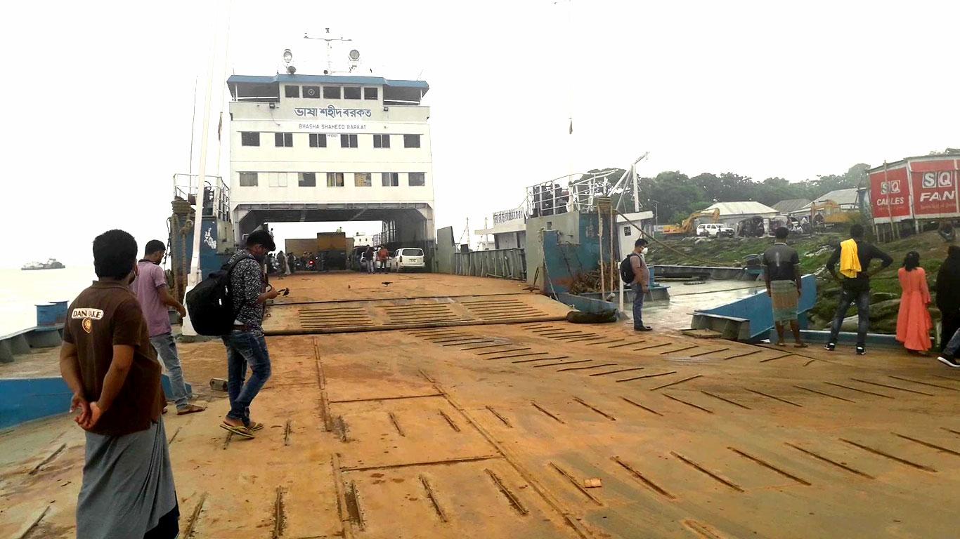 দৌলতদিয়া ফেরি ঘাটে যাত্রীর চাপ নেই