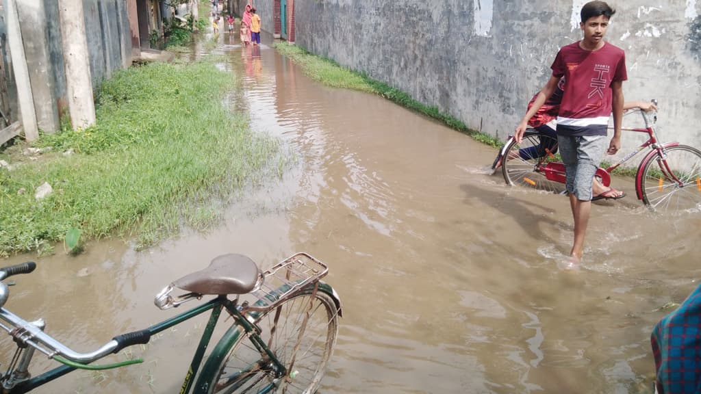 দুই বছর ধরে জলাবদ্ধ রাস্তা চলাচলে ভোগান্তি মানুষের