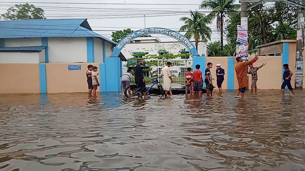 পানিতে ভাসছে হবিগঞ্জ পানি উন্নয়ন বোর্ড