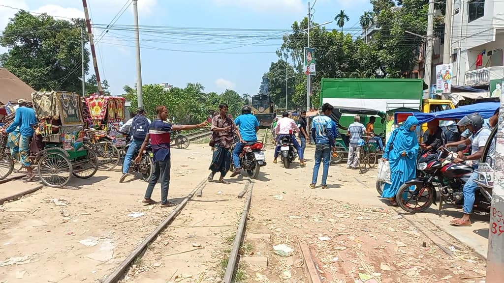 অরক্ষিত লেভেল ক্রসিংয়ে ঝুঁকি