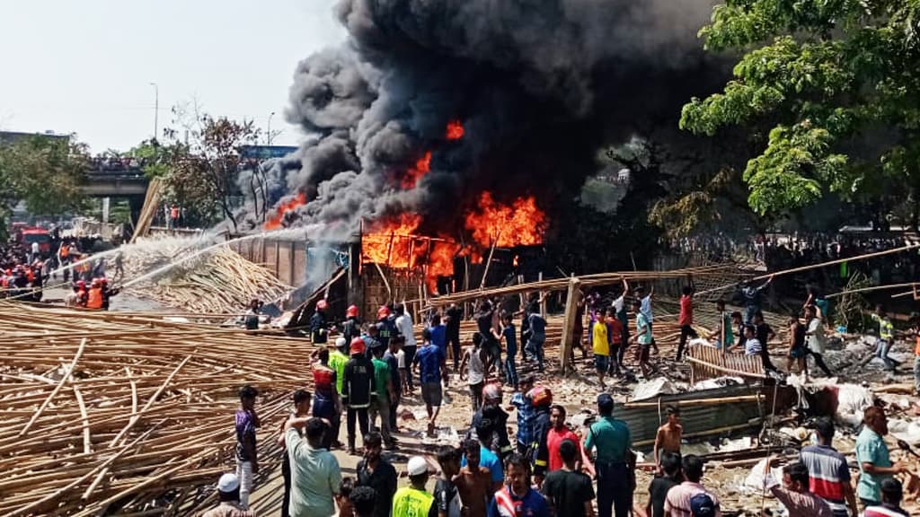 চট্টগ্রামে রেললাইনের পাশে টায়ারের গোডাউনে আগুন, আটকা ৩ ট্রেন