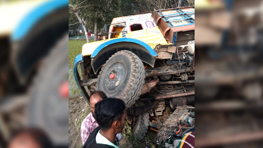 ময়মনসিংহে ট্রাক চাপায় মা-মেয়েসহ নিহত ৩ 