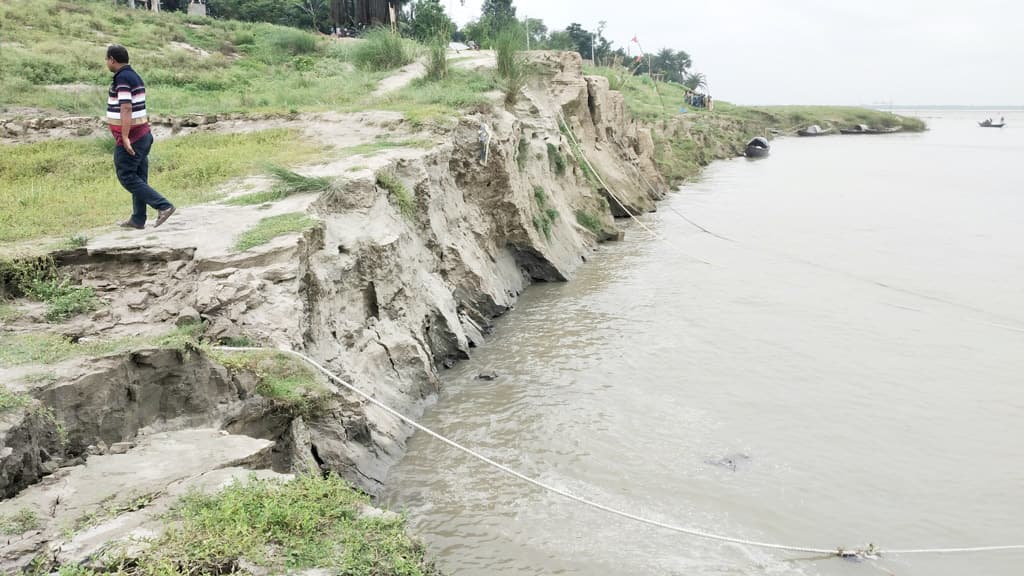 সাঁড়ায় আবারও দেখা দিয়েছে নদীভাঙন