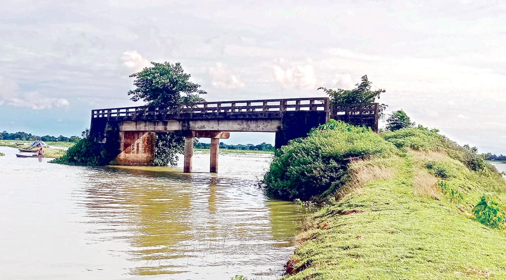 এক সড়কেই ১০ সেতু অচল