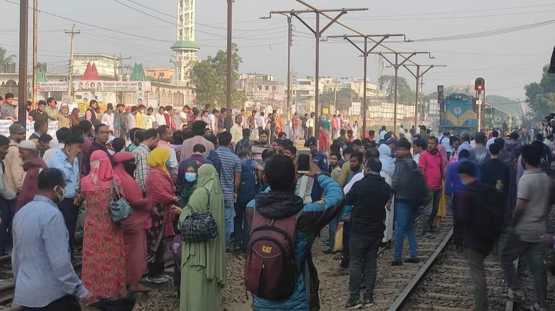 জয়দেবপুর স্টেশনে ১০ দফা দাবিতে অবস্থান কর্মসূচি, ট্রেন চলাচল বন্ধ 