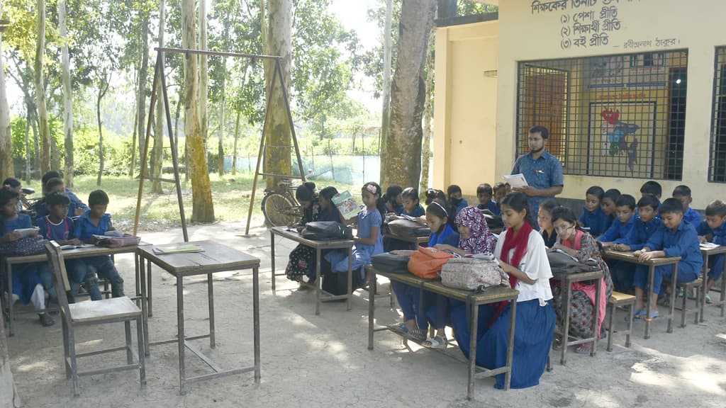 খোলা আকাশের নিচে ক্লাস প্রতিদিন বেঞ্চ টানাটানি