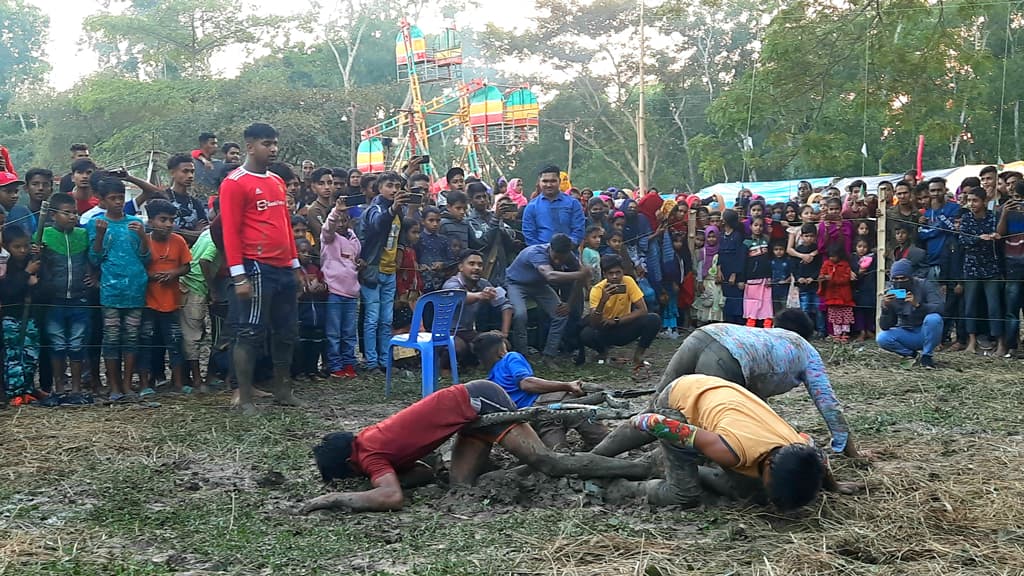 ভেজা মাটির সোঁদা  গন্ধে বিজয় মেলা