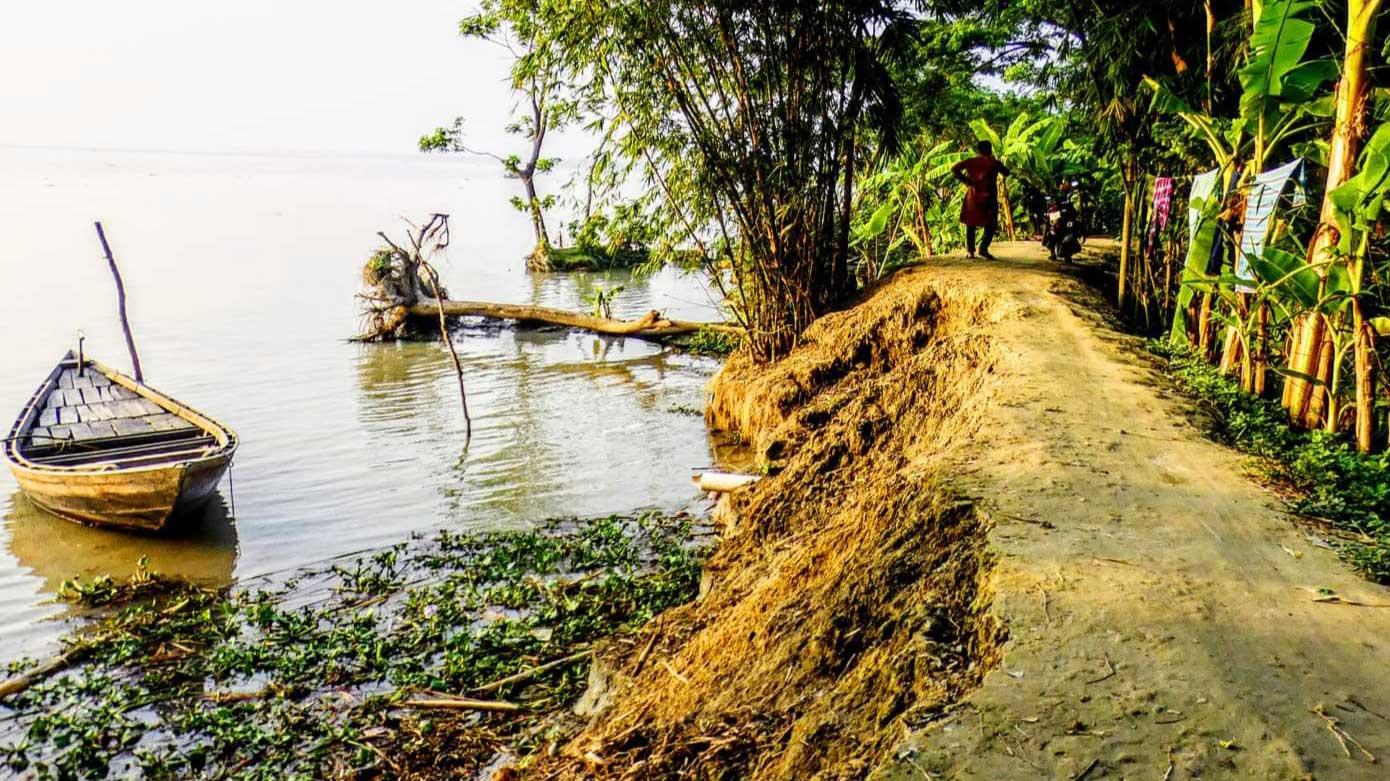 ভাঙনের ঝুঁকিতে বসতবাড়ি