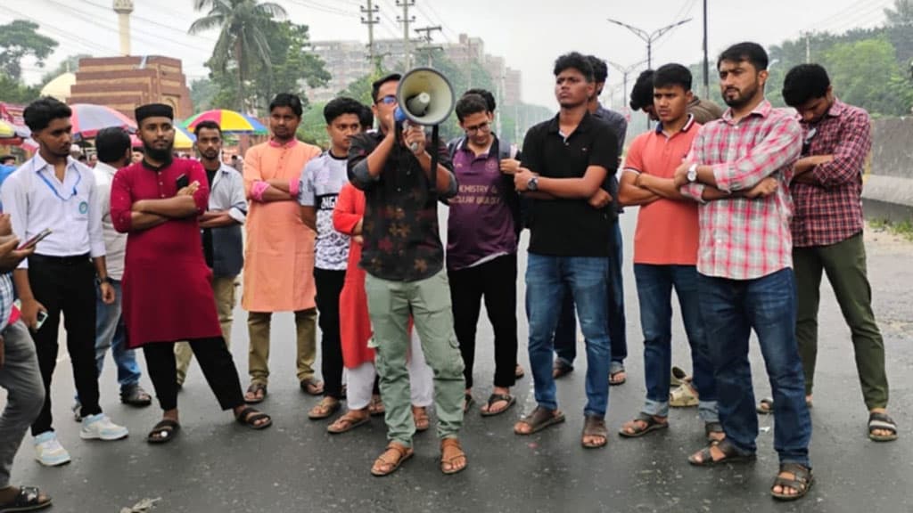 আ.লীগের সব সহযোগী সংগঠনের নিষিদ্ধের দাবিতে ঢাকা-আরিচা মহাসড়ক অবরোধ