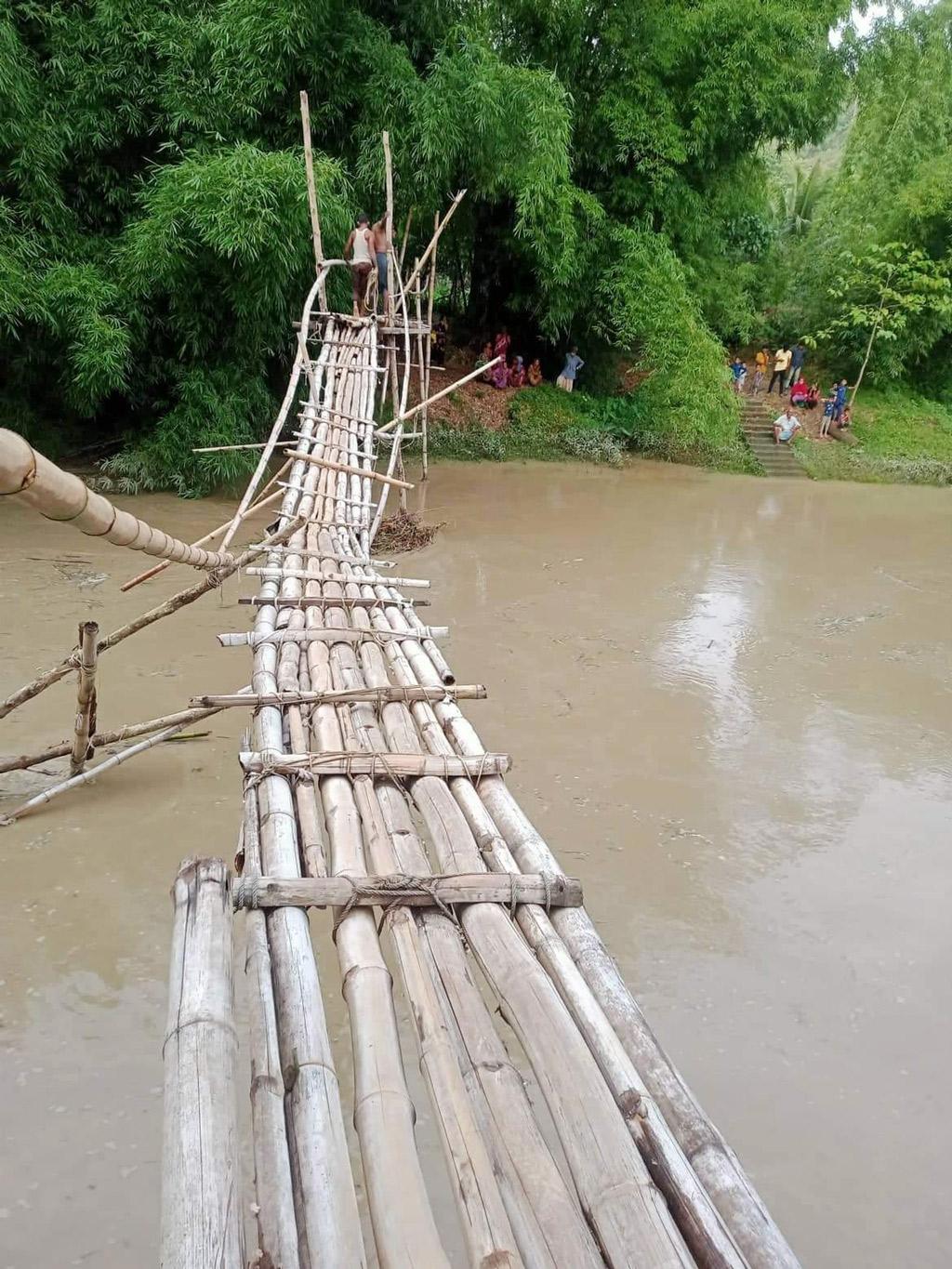 পাহাড়ি ঢলে ভেঙে গেল বাঁশের সাঁকো