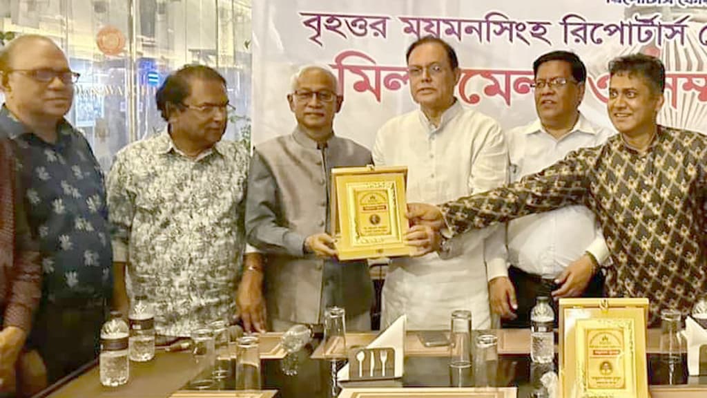 আজকের পত্রিকার সম্পাদকসহ জ্যেষ্ঠ ৭ সাংবাদিককে সম্মাননা দিল জিএমআরএফ