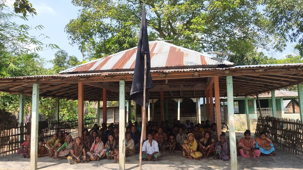 মেয়েকে ধর্ষণ ও হত্যার প্রতিবাদে দুর্গাপূজা বর্জন, মণ্ডপে কালো পতাকা