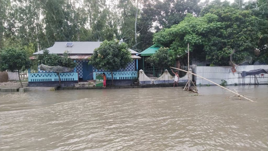 চিলমারীতে বন্যার আরও অবনতি, ৭২ শিক্ষাপ্রতিষ্ঠানের পাঠদান বন্ধ 