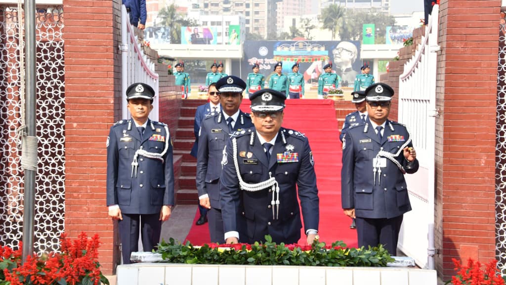 দ্বিতীয় মেয়াদে দায়িত্ব পেয়ে বঙ্গবন্ধুর সমাধিতে আইজিপির শ্রদ্ধা