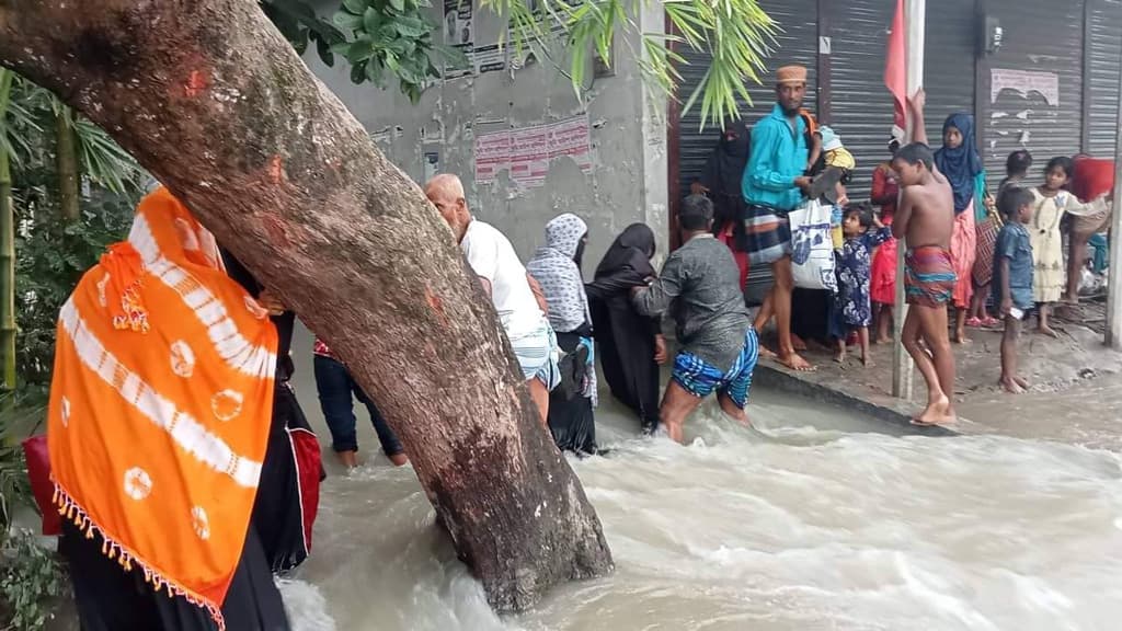 বাঁধ নেই, ভাসছে লোকালয়