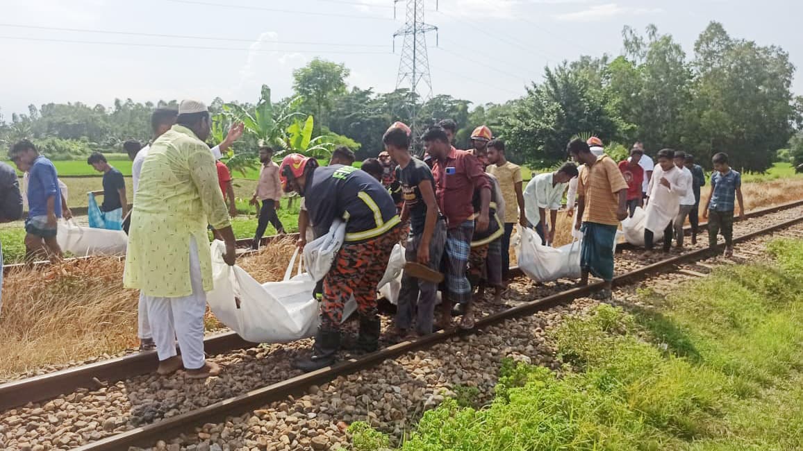 ১১ তরুণের আনন্দযাত্রা পরিণত হলো শবযাত্রায়