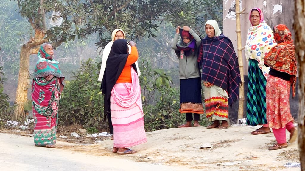 পত্নীতলায় গ্রেপ্তার-আতঙ্ক পুরুষেরা বাড়িছাড়া