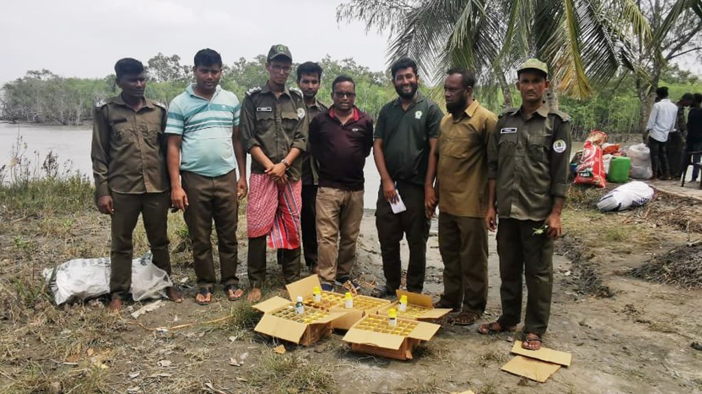 সুন্দরবনে ১২০ বোতল কীটনাশকসহ নৌকা জব্দ