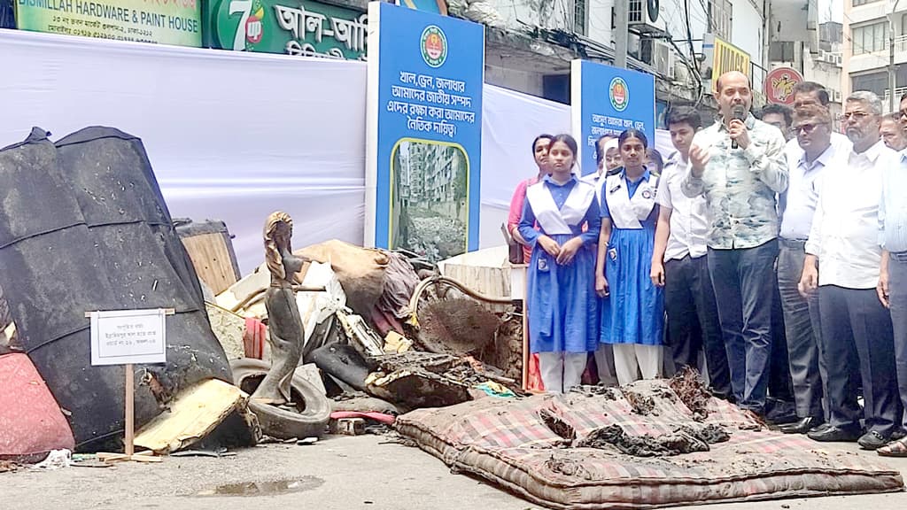 খালে লেপ-তোশক, ড্রেনে বোতল-পলিথিন জলাবদ্ধতার কারণ: মেয়র আতিক