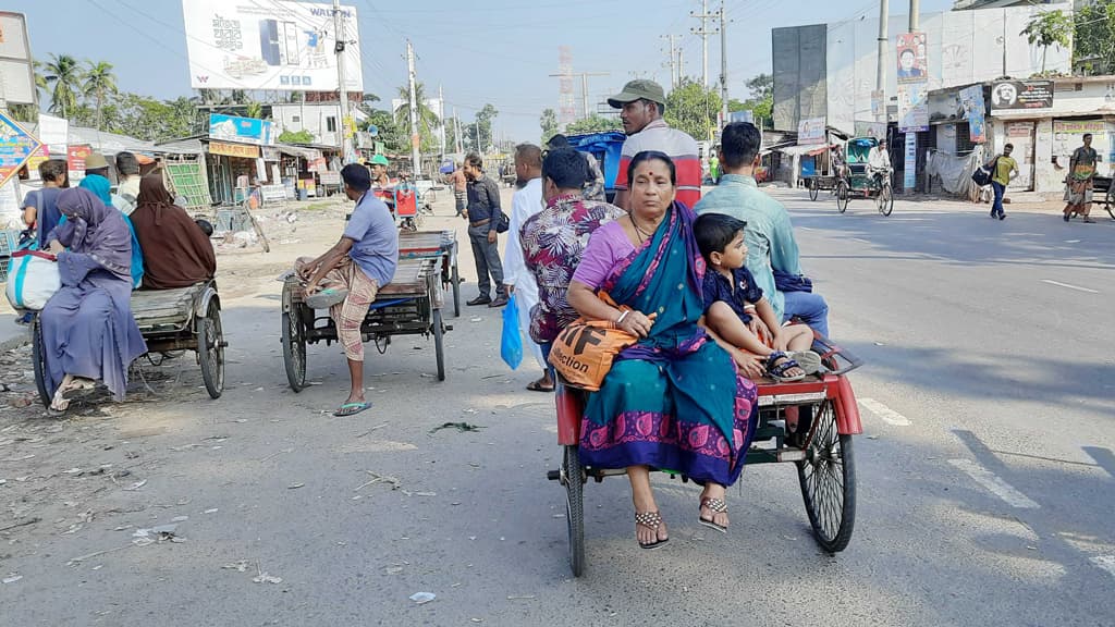 হঠাৎ বাস ধর্মঘটে পথে ভোগান্তি যাত্রীদের