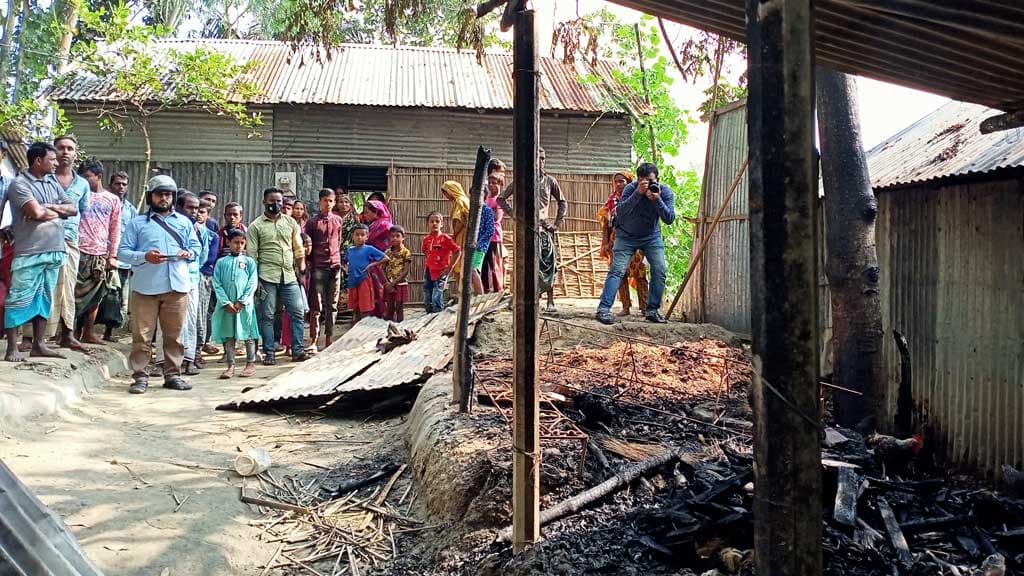 গোয়ালঘরে আগুন, অভিযোগ প্রতিপক্ষে বিরুদ্ধে