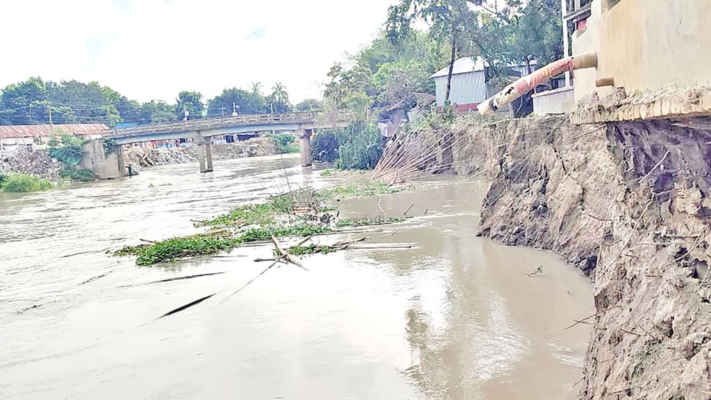 ভাঙনের ঝুঁকিতে সেতু ও সড়ক