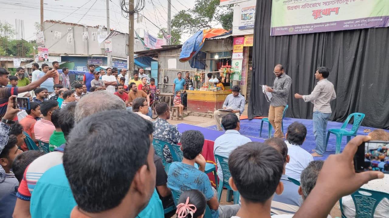 চাঁপাইনবাবগঞ্জে প্রদর্শিত হচ্ছে নাটক ‘মুখোশ’