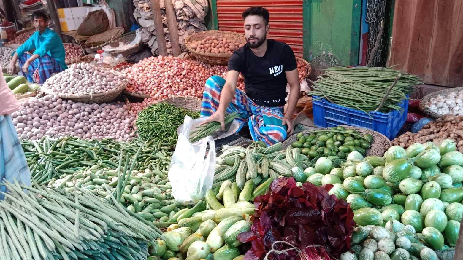 দাম শুনেই বাড়ি ফিরছেন ক্রেতারা