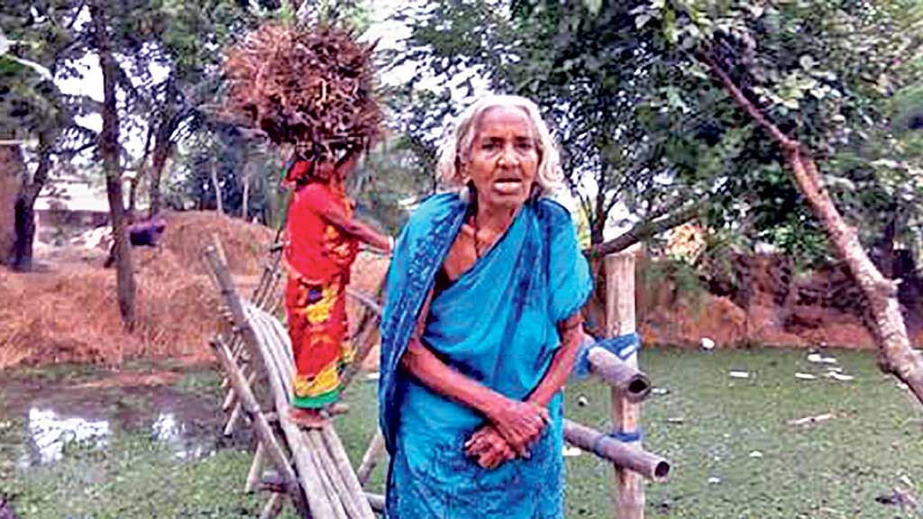 ১৫ বছরেও সেতু হয়নি, ঝুঁকি নিয়ে সাঁকোয় পারাপার