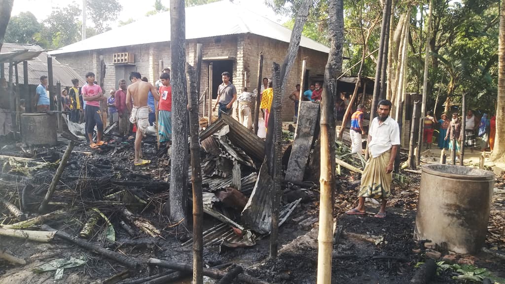 বাঘায় আগুনে পুড়ল দুই বাড়ি, ৩ ছাগলের মৃত্যু