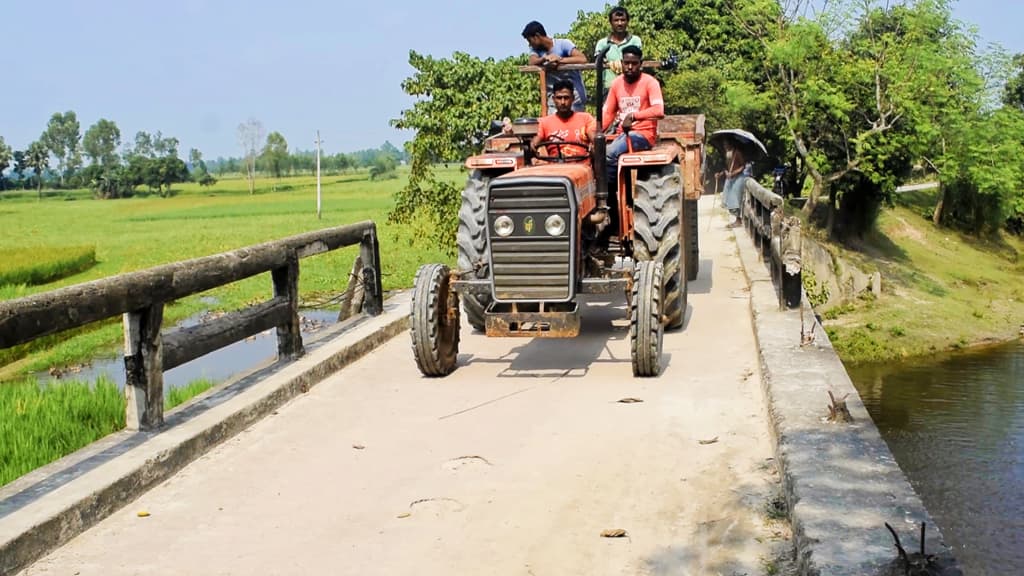 বেহাল সেতুতে চলাচলে  ঝুঁকি