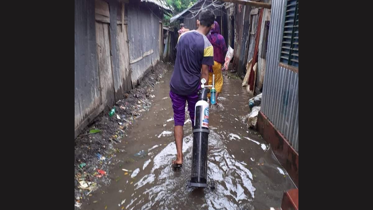 পটুয়াখালীতে বৈরী আবহাওয়ার মধ্যেও চলছে অক্সিজেন সেবা