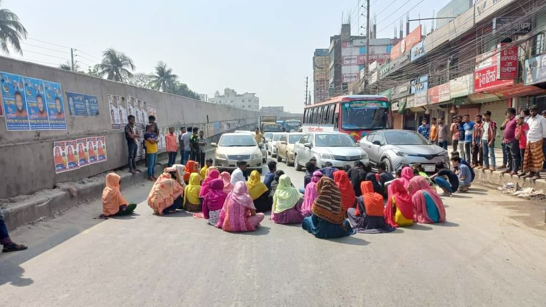 টঙ্গীতে বেতন ভাতার দাবিতে শ্রমিকদের বিক্ষোভ