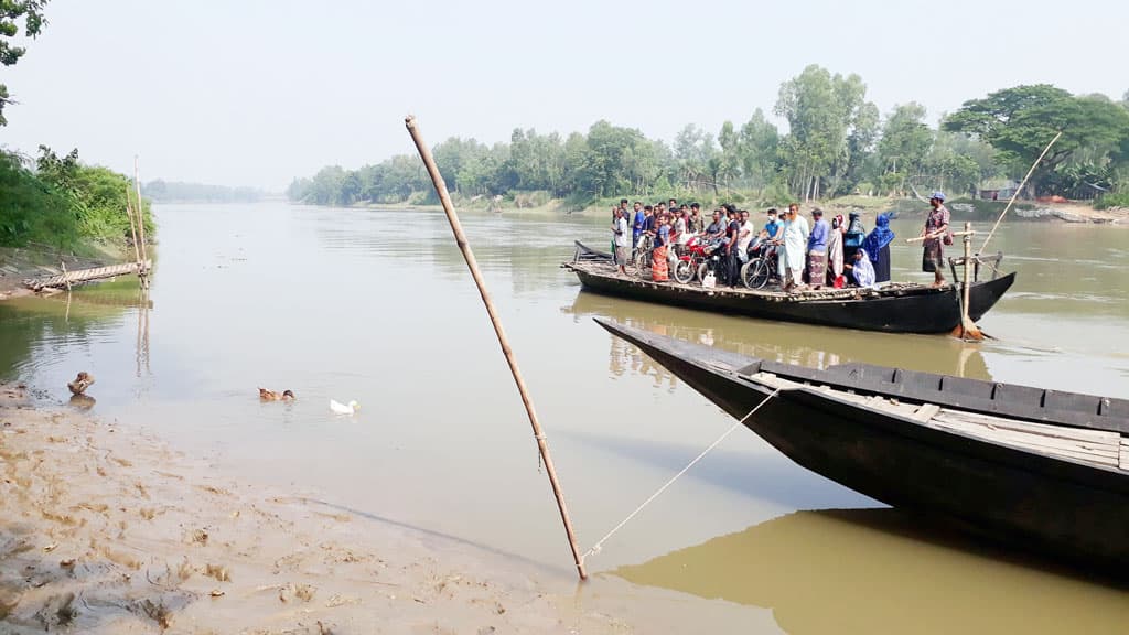 বর্ষায় নৌকা ও শুষ্ক মৌসুমে সাঁকোয় চলে পারাপার