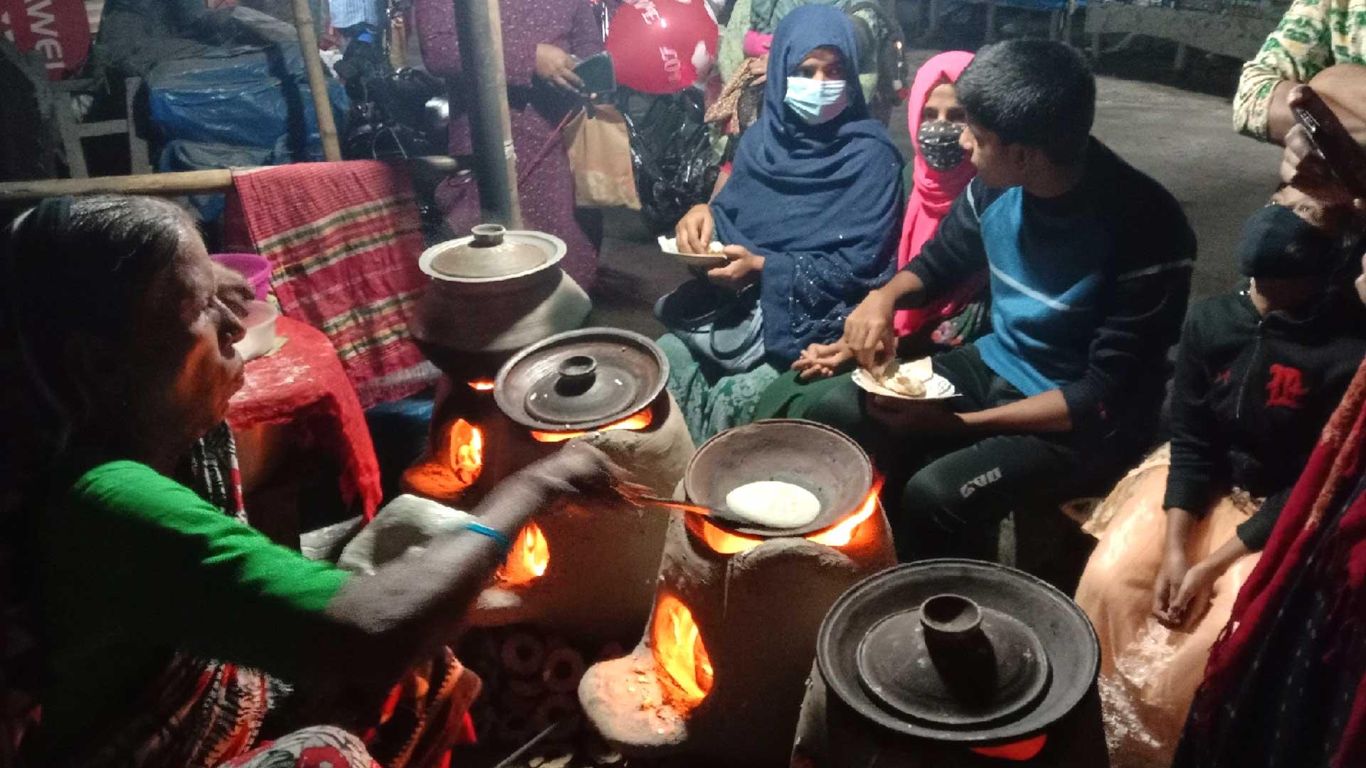 পিঠা খেতে বাড়ছে ভিড়