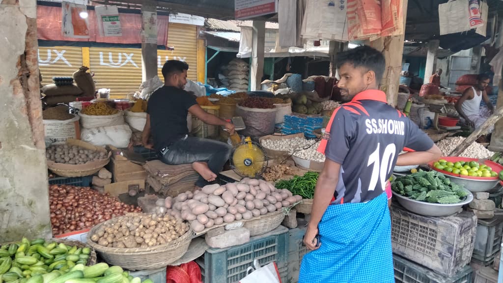 মরিচ ২০০ টাকা কেজি পেঁয়াজের দাম দ্বিগুণ