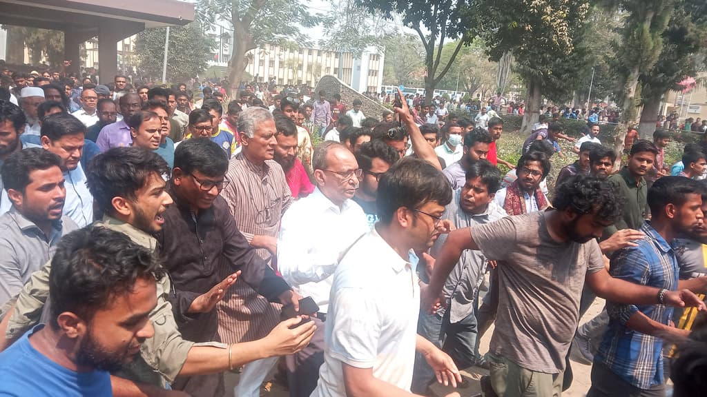 ৩ ঘণ্টা অবরুদ্ধ থেকে ছাত্রলীগের সহায়তায় বাসভবনে রাবি উপাচার্য