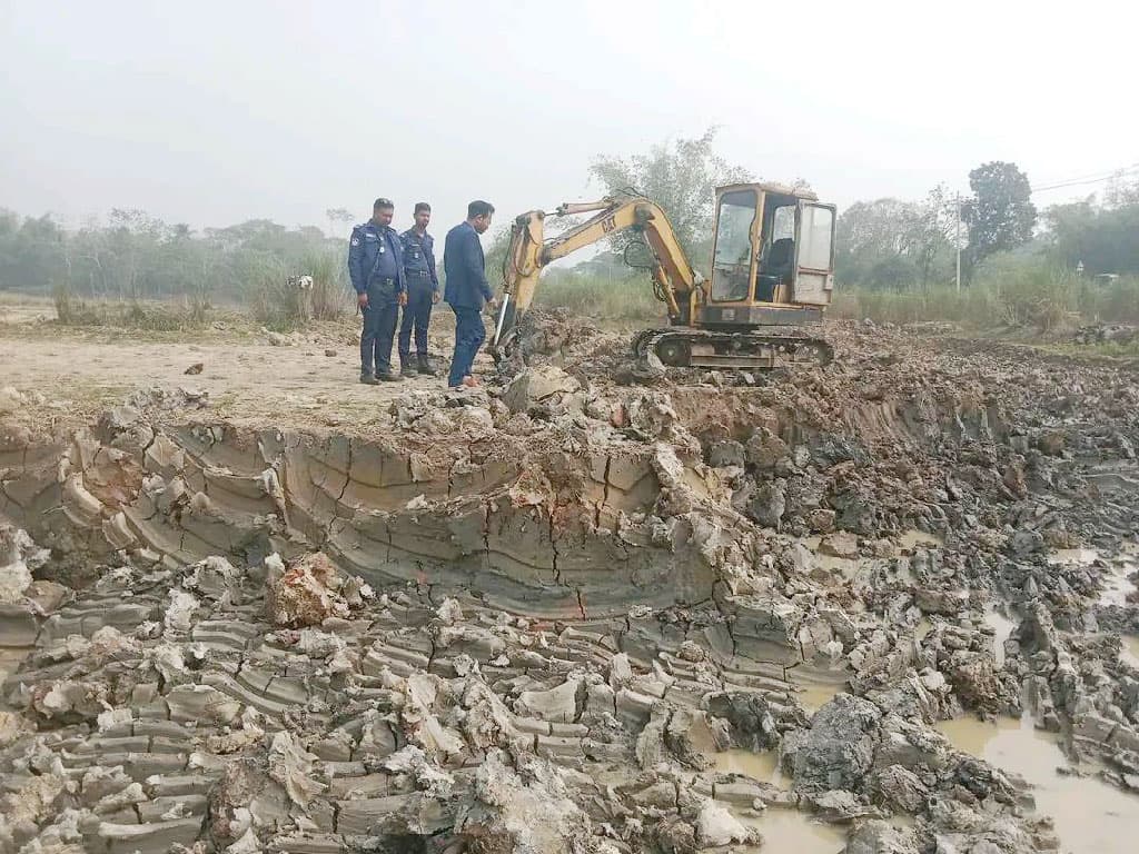 গোলাপগঞ্জে অবৈধভাবে মাটি কাটায় আড়াই লাখ টাকা জরিমানা