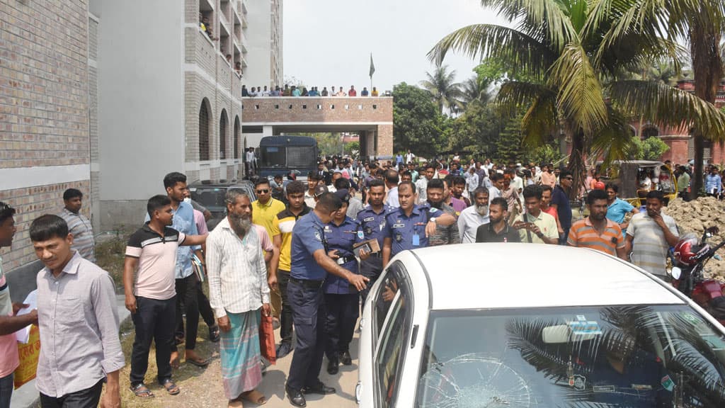 যশোর আদালত চত্বরে আইনজীবীদের দু-পক্ষের মারামারি, পাল্টাপাল্টি অভিযোগ