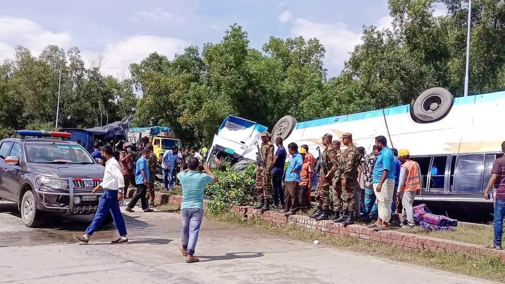 টাঙ্গাইলে বাস-মাইক্রোবাস মুখোমুখি সংঘর্ষের ঘটনায় তদন্ত কমিটি গঠন