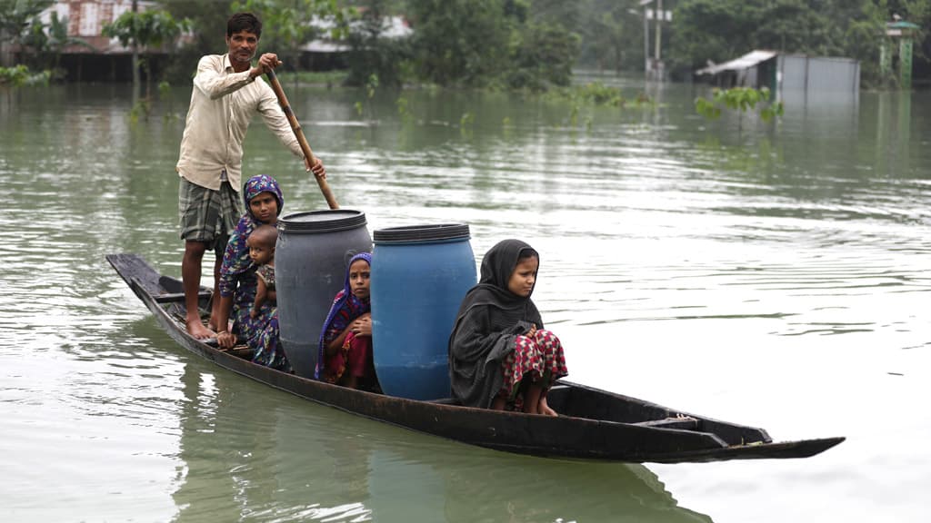 কমছে বন্যার পানি, স্বস্তি ফিরছে বানভাসিদের