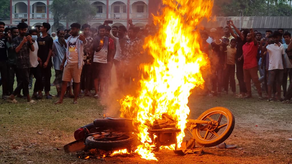 যৌন হয়রানির অভিযোগে অবরুদ্ধ প্রধান শিক্ষক, ২ মোটরসাইকেলে বিক্ষোভকারীদের আগুন