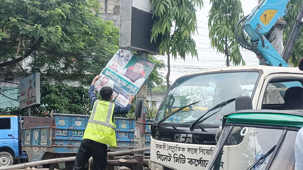 সিলেটে প্রার্থীদের ব্যানার-ফেস্টুন অপসারণে অভিযান