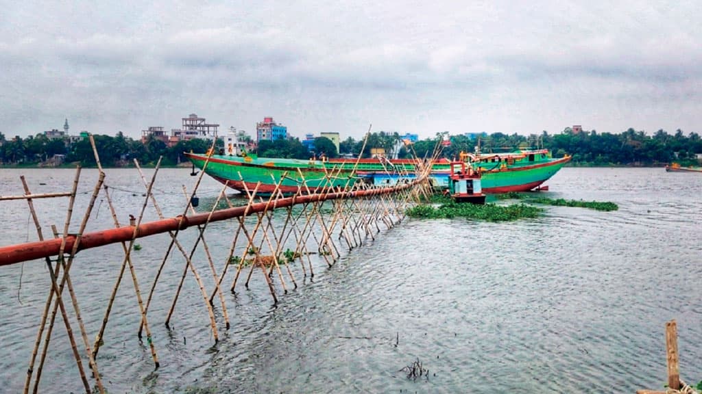 নদী দখল করে বালুর ব্যবসা