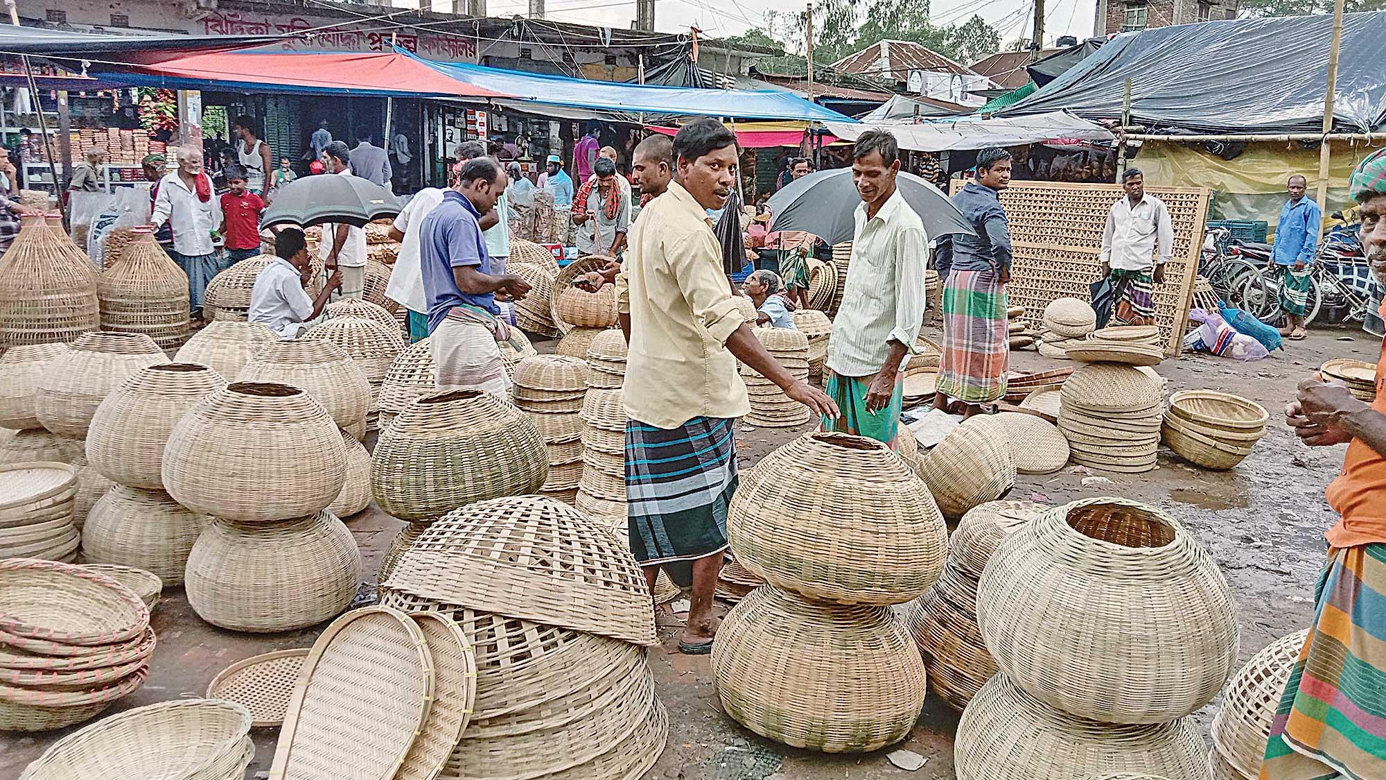 হরিরামপুরে বাঁশের তৈরি পণ্যে আগ্রহ কমছে