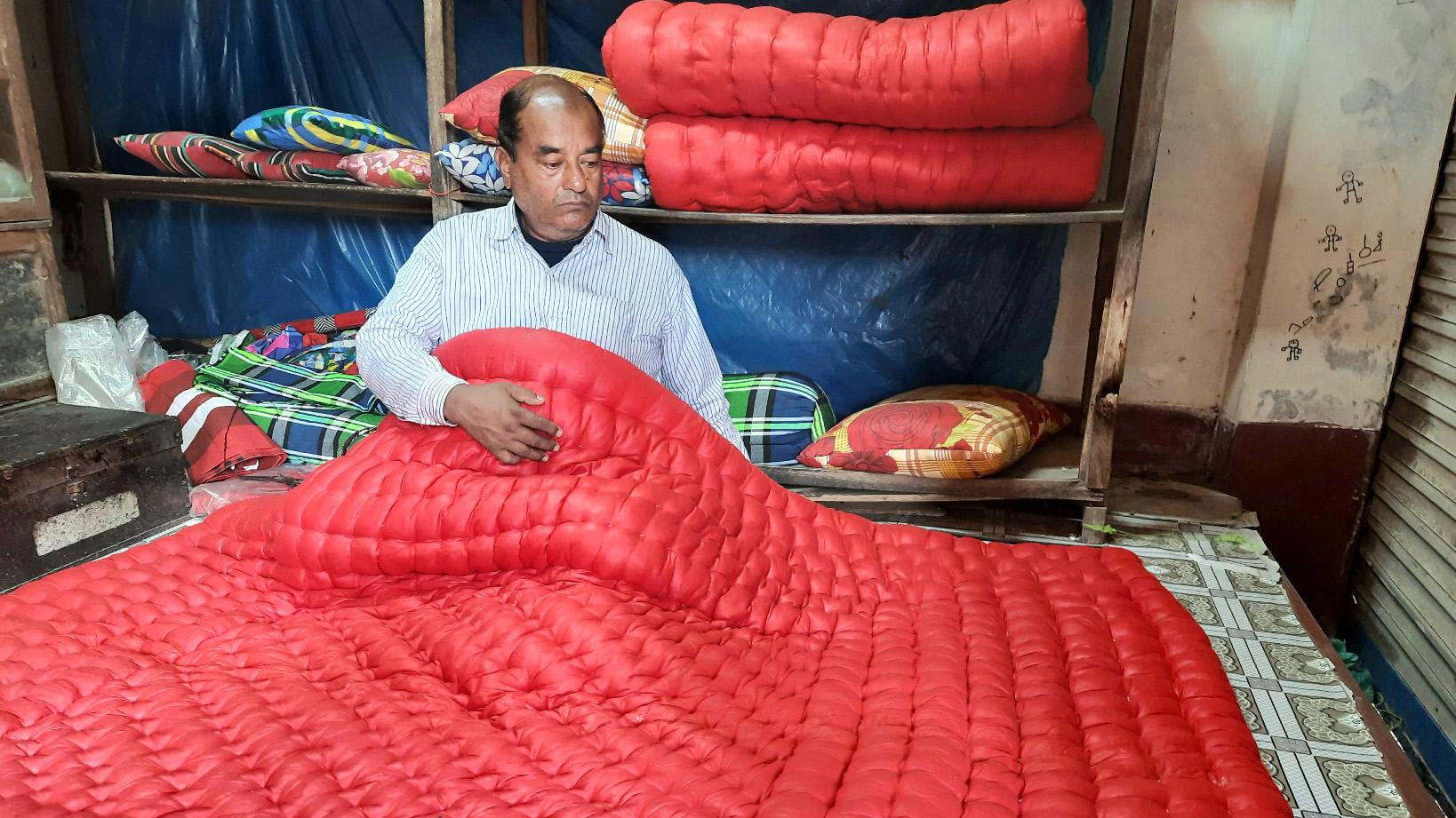 শীতে বাড়ছে লেপের কদর