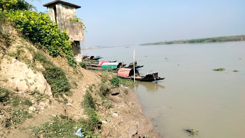 বালু তোলায় ভাঙনে বিলীন ফসলি জমি