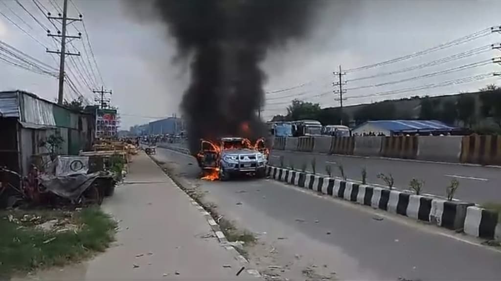 গাজীপুরে শ্রমিকদের বিক্ষোভ, ঢাকা-টাঙ্গাইল মহাসড়কে গাড়িতে আগুন