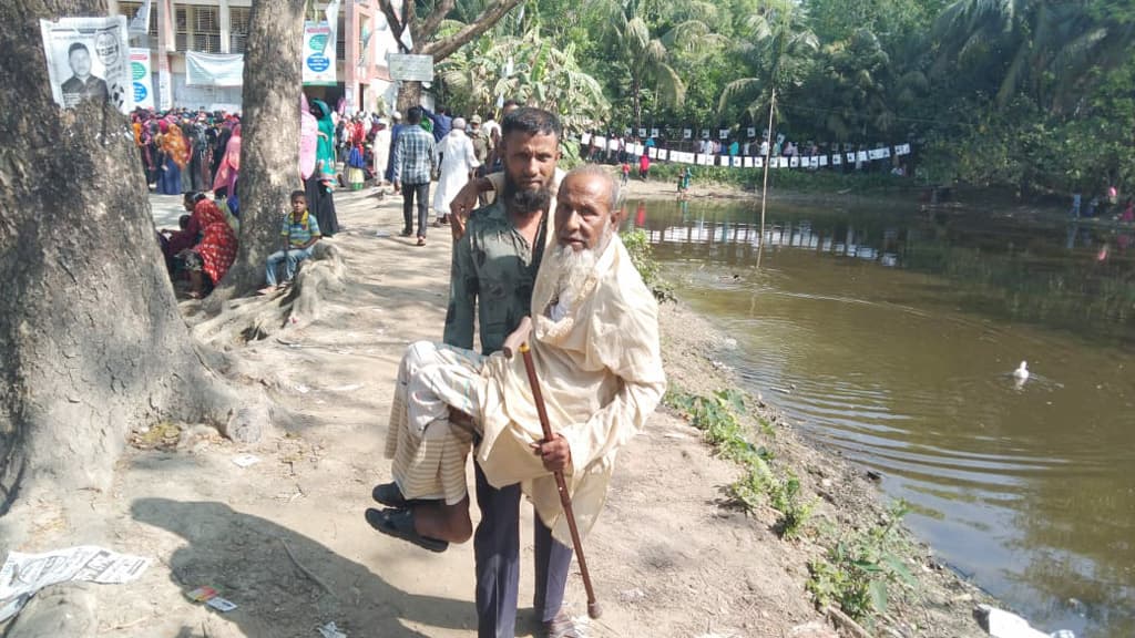 ছেলের কোলে চড়ে ভোট দিলেন ফজলে করিম