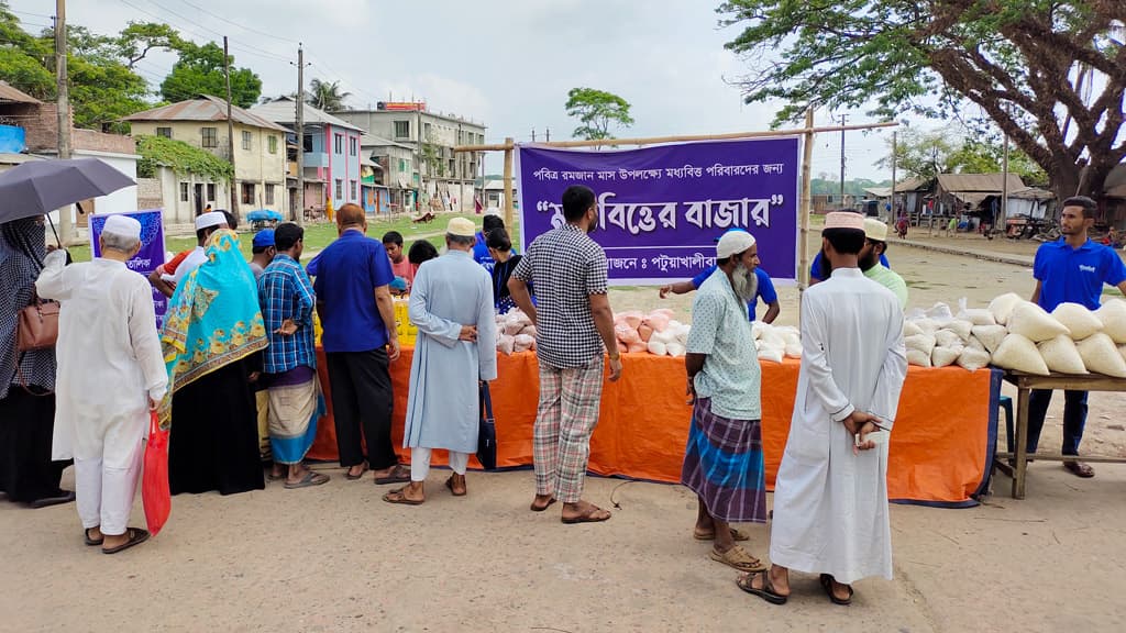 পটুয়াখালীতে ভর্তুকি দিয়ে নিত্যপণ্য বিক্রি শুরু